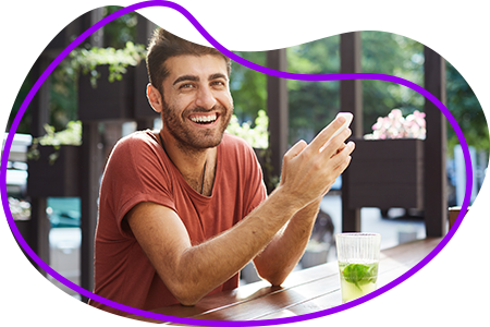 Paciente Sorrindo durante uma sessão de terapia online para Depressão pelo Projeto Social de Terapia Psicológica Plenamente